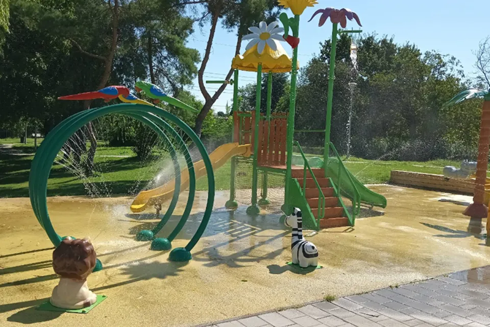 Újhegy Swimming Pool and Beach Bath