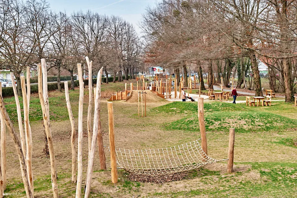 Százhold Park