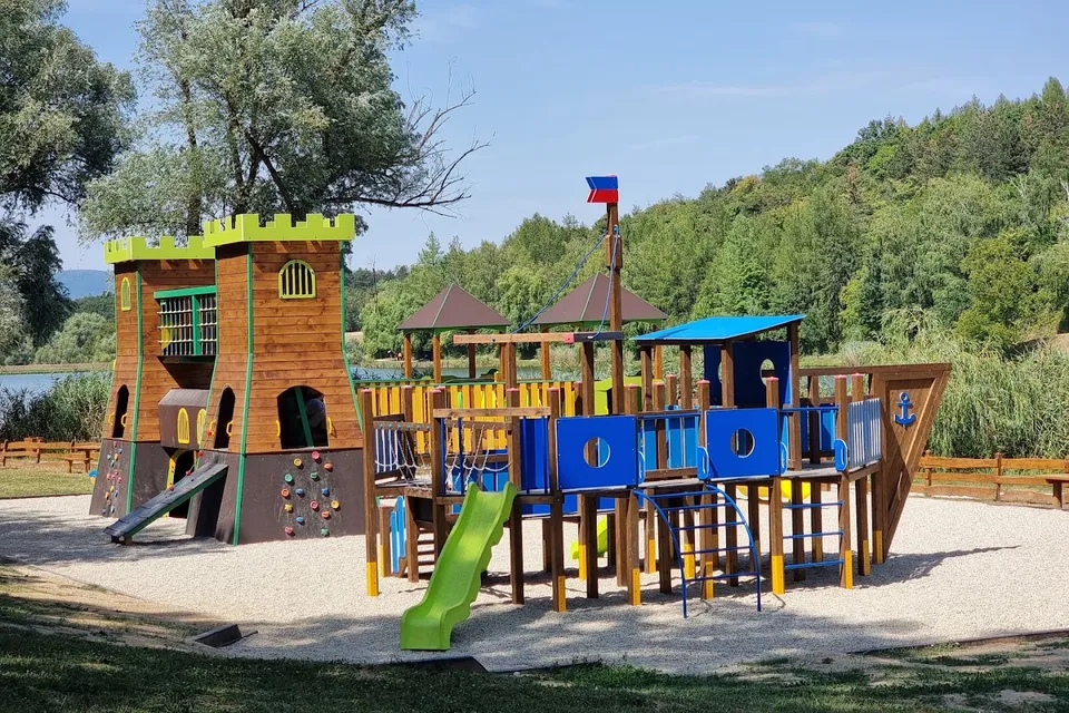 Vár Játszótér - Malomvölgyi-tó