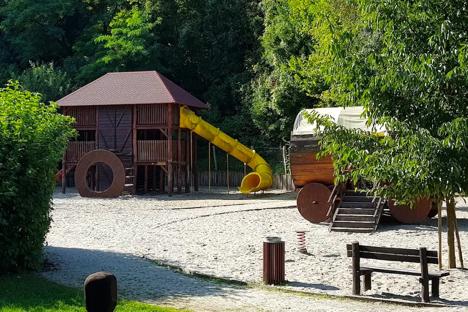 A part alatt – Folk Tale Playground