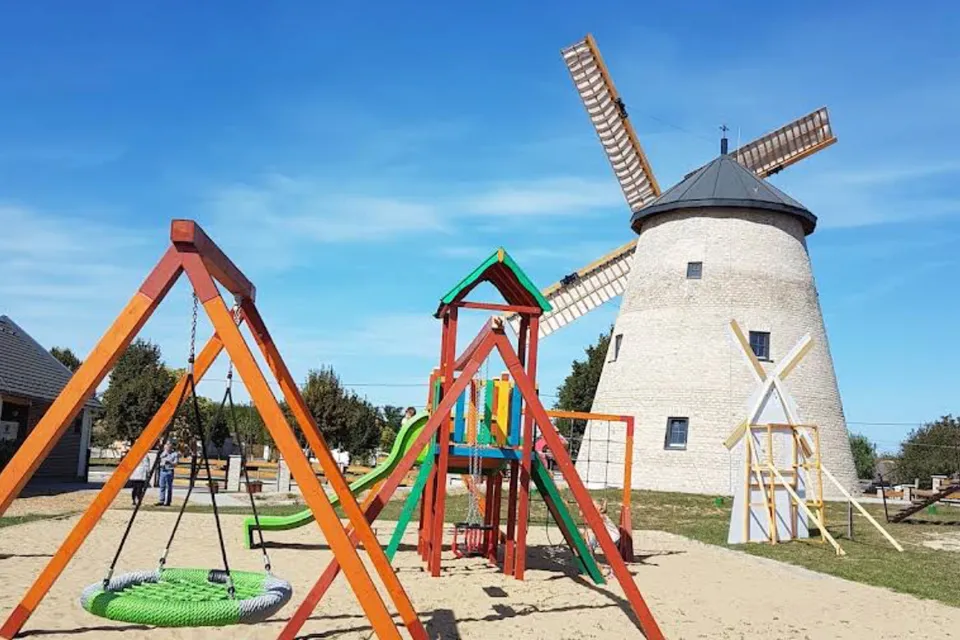 Felsőszentiván Windmill